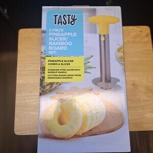 NIB Tasty Pineapple Corer w 'Pineapple-Shaped' Bamboo Cutting Board